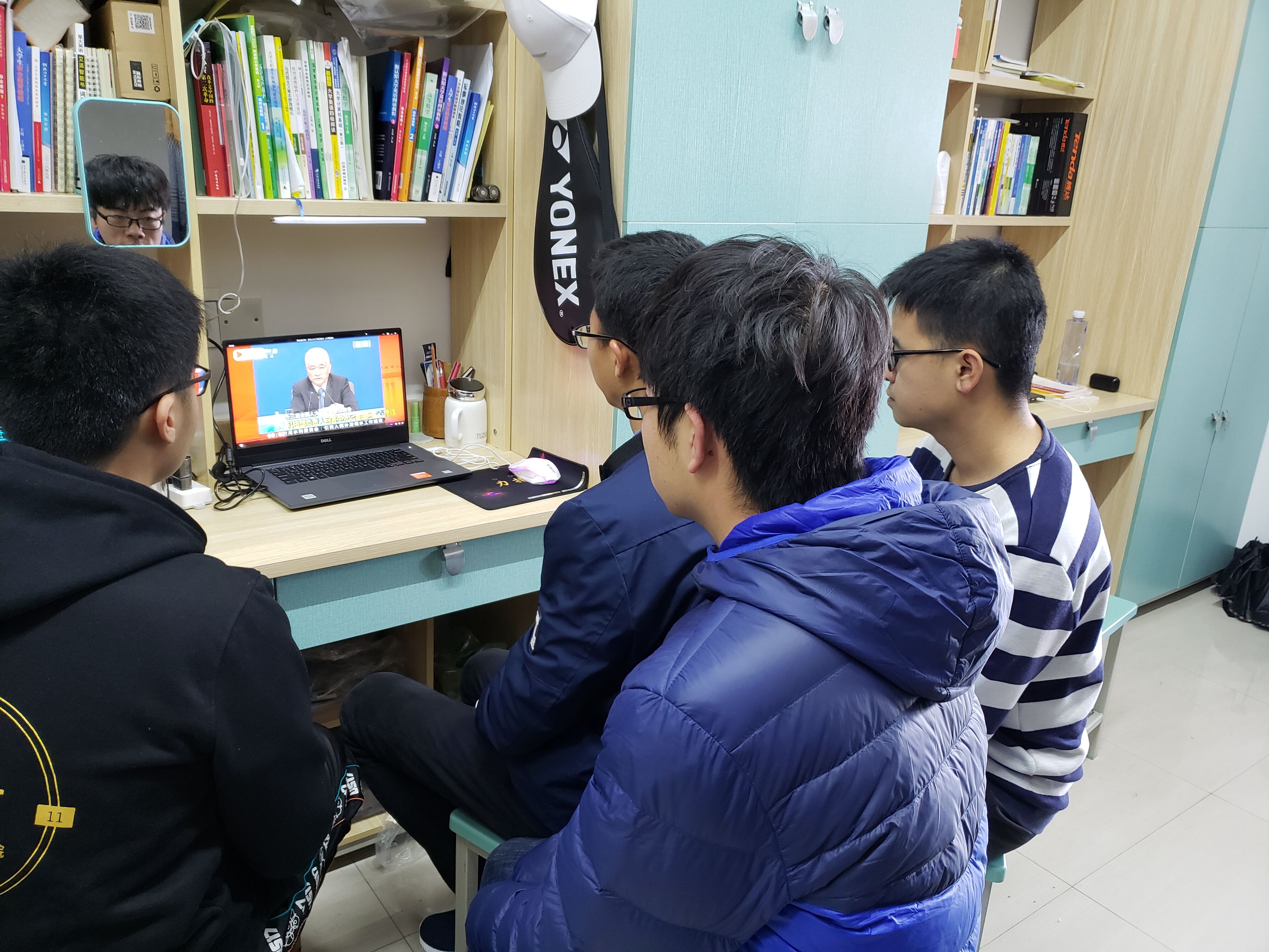 同学们在宿舍观看